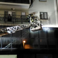 Cornicione pericolante in via De Gennaro