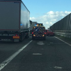 Incidente sulla strada statale 16, coinvolti due mezzi