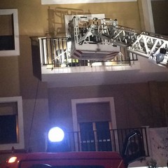 Vigili del fuoco mentre cercano di entrare nell'appartamento