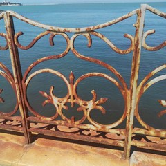 Ringhiere e parapetti ricoperti di ruggine in via Grado