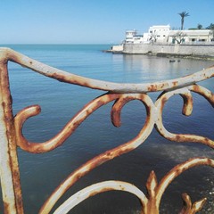 Ringhiere e parapetti ricoperti di ruggine in via Grado