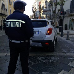 Vigili sanzionano gli incivili della strada
