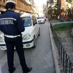 Vigili sanzionano gli incivili della strada