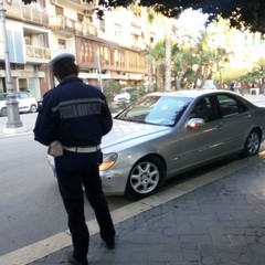 Vigili sanzionano gli incivili della strada