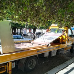 Auto parcheggiata sul marciapiede in Piazza della Repubblica