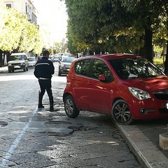 Auto parcheggiata sul marciapiede in Piazza della Repubblica