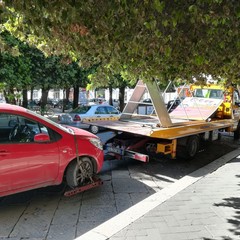 Auto parcheggiata sul marciapiede in Piazza della Repubblica