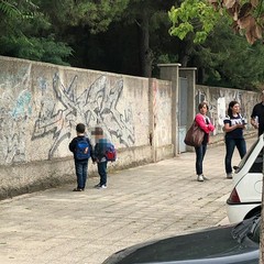 Bambini fuori l'istituto San Paolo