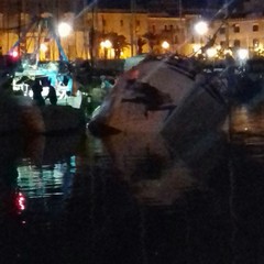 Peschereccio affondato nel porto di Trani