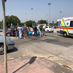 Auto contro scooter in via Andria