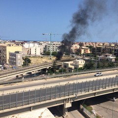 Incendio in un terreno incolto in zona Stadio