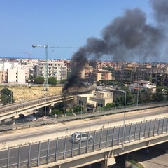Incendio in un terreno incolto in zona Stadio
