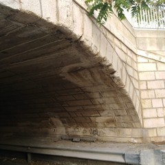 Caduta di frammenti di pietra da Ponte Romano
