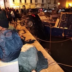 Auto in acqua nel Porto di Trani