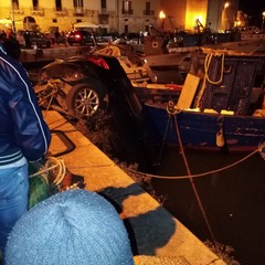 Auto in acqua nel Porto di Trani