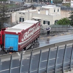 Camion perde il controllo e si scontra contro la balaustra della 16bis