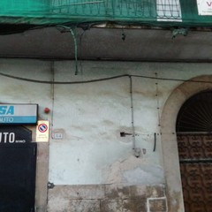 Auto incendiata in via Umberto