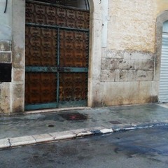 Auto incendiata in via Umberto