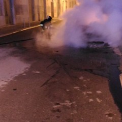 Auto incendiata in via Umberto