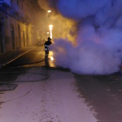 Auto incendiata in via Umberto