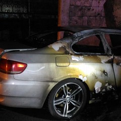 Auto incendiata in via Umberto