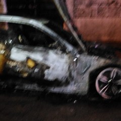 Auto incendiata in via Umberto
