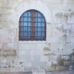 Rimosse scritte rosse sulla parete occidentale