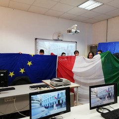 Consegna bandiere nelle scuole di Trani