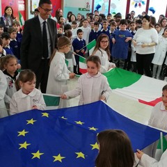 Consegna bandiere nelle scuole di Trani