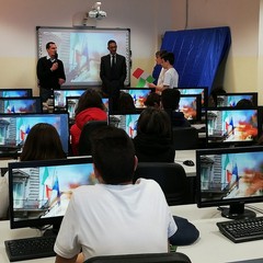 Consegna bandiere nelle scuole di Trani