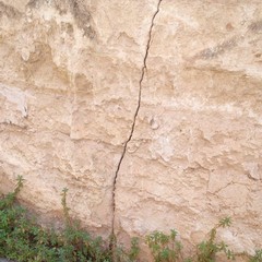 Crepa lungo le scalinate dello stadio