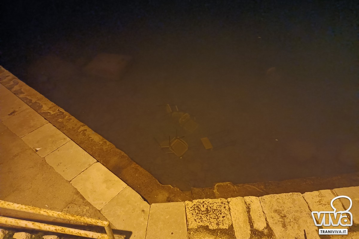 Sedie nel Porto di Trani