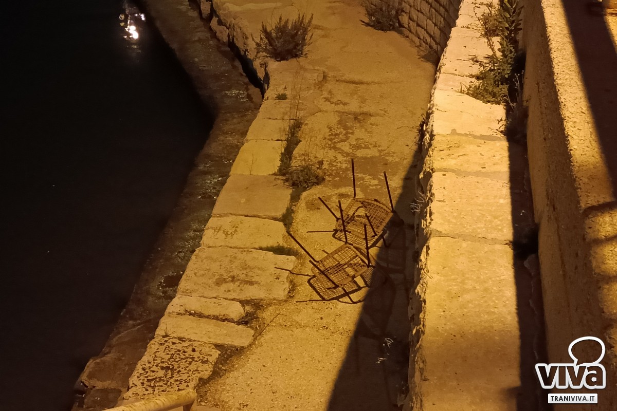 Sedie nel Porto di Trani