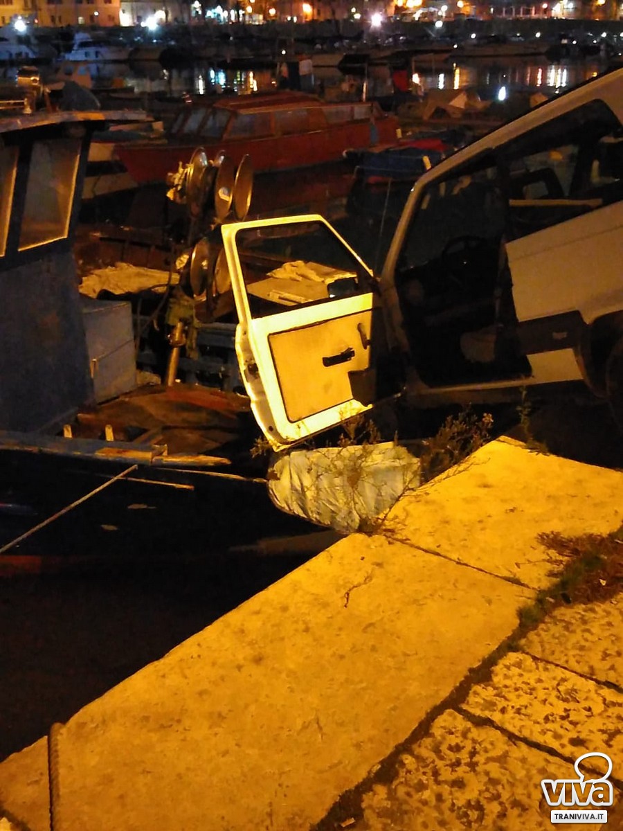 Auto in bilico sul Porto di Trani