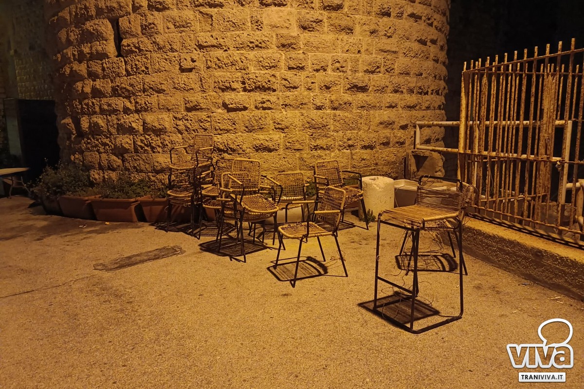 Sedie nel Porto di Trani