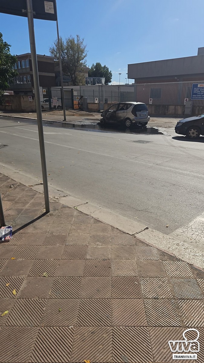 Auto in fiamme in corso Imbriani