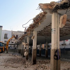 Piazza Longobardi, giù la copertura del mercato ittico (14 febbraio 2011)