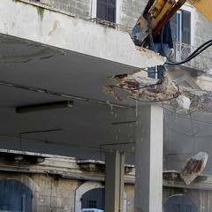 Piazza Longobardi, giù la copertura del mercato ittico (14 febbraio 2011)