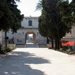 Nuove aiuole al cimitero di Trani