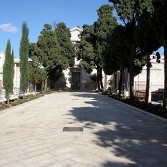 Nuove aiuole al cimitero di Trani