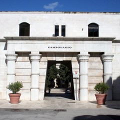 Nuove aiuole al cimitero di Trani