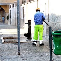 Trani, pulizie straordinarie in piazza XX settembre