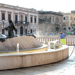 Trani, pulizie straordinarie in piazza XX settembre
