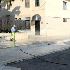 Trani, pulizie straordinarie in piazza XX settembre