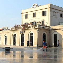 Trani, pulizie straordinarie in piazza XX settembre