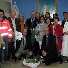 I volontari Anteas distribuiscono le palme all'ospedale di Trani