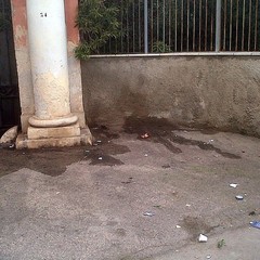 Rifiuti e sporcizia dopo il mercato settimanale