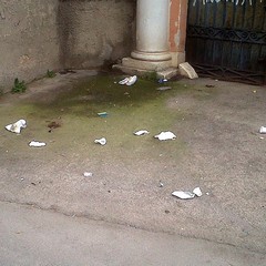 Rifiuti e sporcizia dopo il mercato settimanale