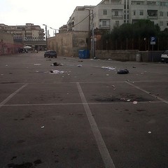 Rifiuti e sporcizia dopo il mercato settimanale