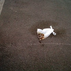 Rifiuti e sporcizia dopo il mercato settimanale